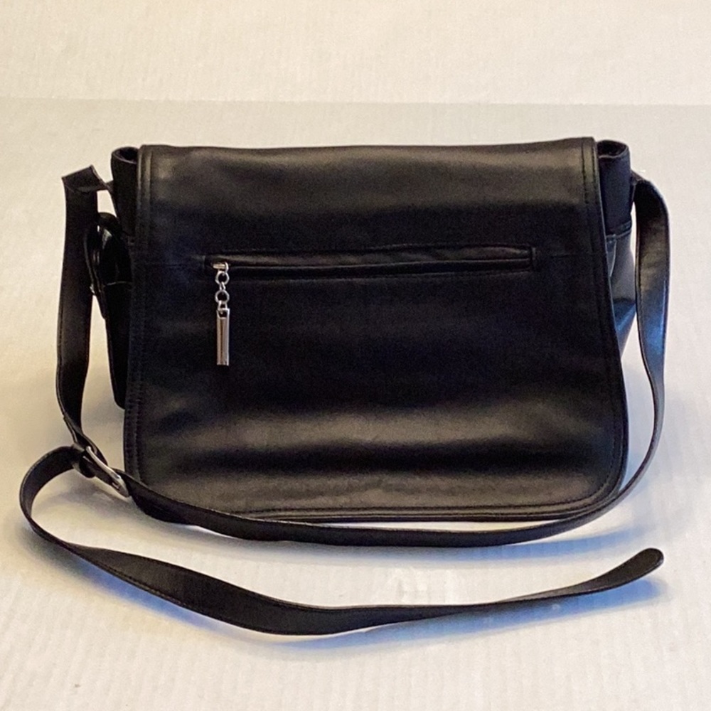 Vintage Gianni Bernini leather messenger flap bag.